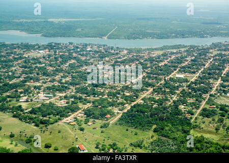 Soure village e la foce del fiume Paracauari sull isola di Marajo, Amazzonia brasiliana - la deforestazione Foto Stock