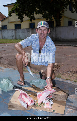 Un uomo vendita fiume fresco pesce gatto in strada, Amazzonia brasiliana Foto Stock