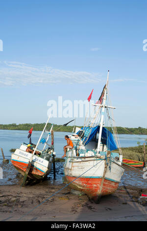 Brasile, Para, Marajo, Soure. Due pescatori locali che parlano, barche da pesca in legno ormeggiate su un torrente sull'isola di Marajo, nell'Amazzonia brasiliana Foto Stock