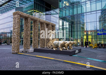 Berlino, Golden buddy orsi e carro a Natale al Neues Kranzler Eck moderno centro commerciale Foto Stock