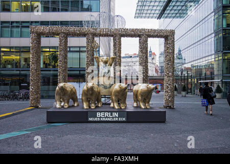 Berlino, Golden buddy orsi e carro a Natale al Neues Kranzler Eck moderno centro commerciale Foto Stock