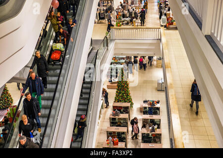 Galeria Kaufhof interno, scale mobili e gli acquirenti a natale, Berlino, Germania Foto Stock