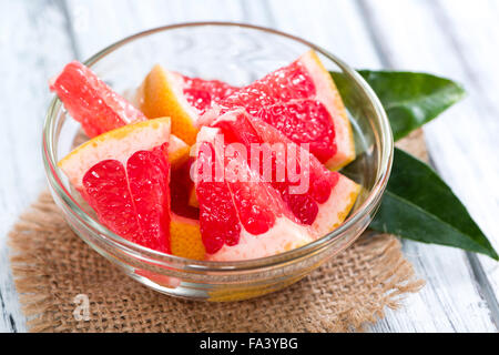 Pompelmo (tagliata a fette) sull'annata sullo sfondo di legno (close-up shot) Foto Stock