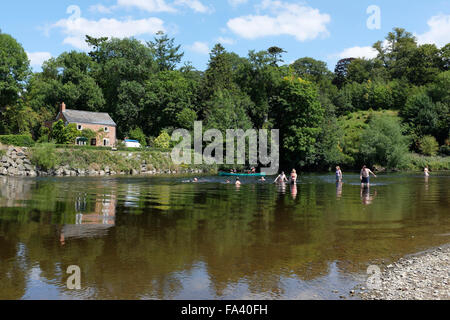 Per coloro che godono di sguazzare e nuotare nel fiume Wye nella periferia della città libro Hay-on-Wye, POWYS, GALLES Foto Stock