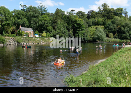 Le persone che si godono la nautica, kayak e nuoto sul e nel fiume Wye nella periferia di Hay-on-Wye, POWYS, GALLES Foto Stock