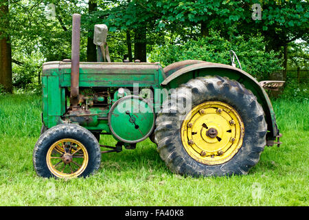 Un Vintage trattore John Deere esposti al pubblico la nostalgia Vintage Show, Stockton, Wiltshire, Regno Unito, 1 giugno 2014. Foto Stock