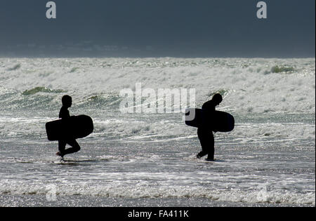 Due Bodyboarder entra in acqua Foto Stock