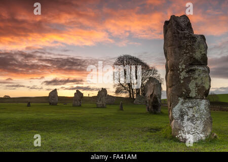 Avebury, Wiltshire, Regno Unito. Xxi Dec, 2015. Il sole sorge su antiche pietre sarsen ad Avebury nel Wiltshire alla vigilia del solstizio d'inverno su dicembre 22nd. La Giornata segna il giorno più corto e la notte più lunga dell'anno. Credito: Terry Mathews/Alamy Live News Foto Stock