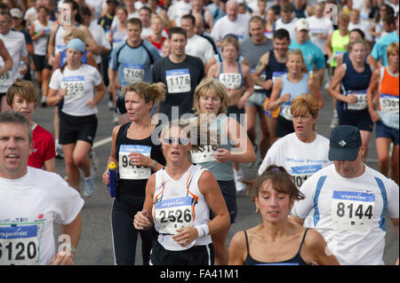 Guide di scorrimento a Nottingham Robin Hood Marathon; si tiene ogni anno e iniziando e terminando con il Victoria Embankment, Foto Stock