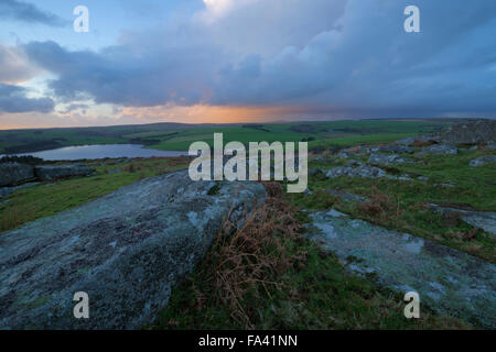 Tramonto dalla cima del tor Tregarrick cercando di fronte al lago Siblyback su Bodmin Moor Foto Stock