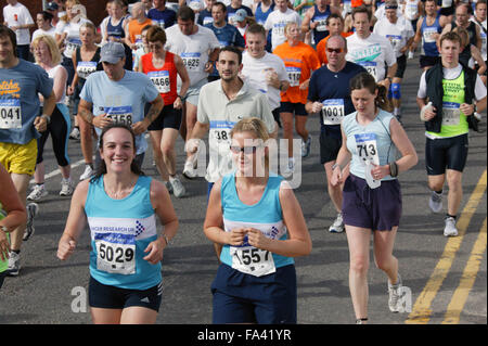 Guide di scorrimento a Nottingham Robin Hood Marathon; si tiene ogni anno e iniziando e terminando con il Victoria Embankment, Foto Stock