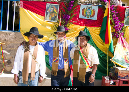 Gli spettatori, musicisti, capi di governo al 500 anno celebrazione di Luribay, Bolivia, un piccolo villaggio boliviano, Sud America Foto Stock