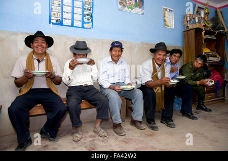 Gli spettatori, musicisti, capi di governo al 500 anno celebrazione di Luribay, Bolivia, un piccolo villaggio boliviano, Sud America Foto Stock