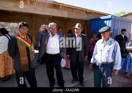 Gli spettatori, musicisti, capi di governo al 500 anno celebrazione di Luribay, Bolivia, un piccolo villaggio boliviano, Sud America Foto Stock