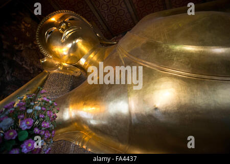 Il Buddha Reclinato, Wat Pho tempio, Rattanakosin Island, Bangkok, Thailandia. Wat Pho (il Tempio del Buddha Reclinato), o W Foto Stock