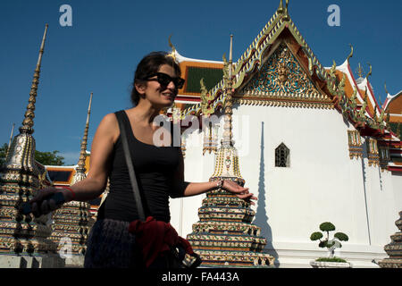 Wat Pho tempio di Bangkok, Tailandia. Wat Pho (il Tempio del Buddha Reclinato), o Wat Phra Chetuphon, si trova dietro di te Foto Stock