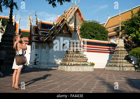 Wat Pho tempio di Bangkok, Tailandia. Wat Pho (il Tempio del Buddha Reclinato), o Wat Phra Chetuphon, si trova dietro di te Foto Stock