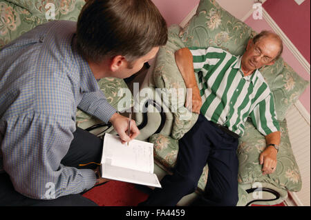 Terapista occupazionale effettuando una visita iniziale, Foto Stock