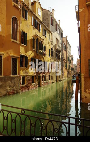 Venezia, Rio (piccolo canale) S Anzolo Foto Stock
