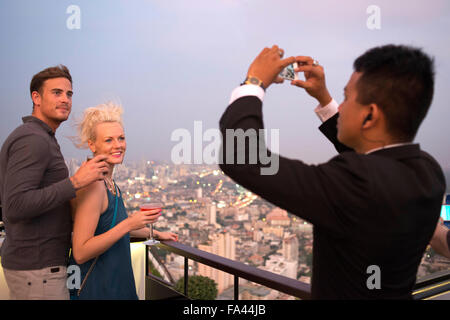 Cena romantica. Banyan Tree tetto Vertigo e Luna Bar, Ristorante, , Bangkok , Thailandia. Vista sulla città, bar Vertigo e Res Foto Stock