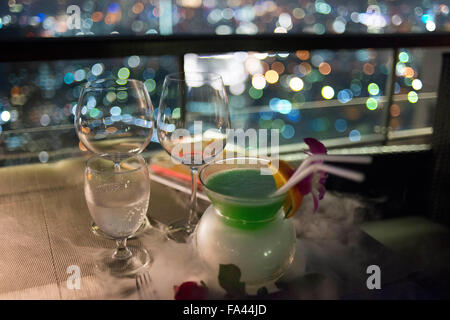 Cocktail al Banyan Tree tetto Vertigo e Luna Bar, Ristorante, , Bangkok , Thailandia. Vista sulla città, bar Vertigo e restaura Foto Stock