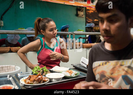 Stallo alimentare presso il Mercato del fine settimana di Chatuchak, Bangkok. Il mercato del fine settimana di Chatuchak. Il mercato del fine settimana di Chatuchak o Jatujak Foto Stock