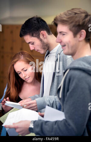 'A'-risultati di livello giorno a Abbeywood Comunità scuola, Bristol REGNO UNITO Foto Stock