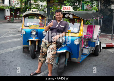 Tuk tuks taxi in strada. Visualizza in basso Thanon Yaowarat road a notte nel centro di quartiere Chinatown di Bangkok in Thailandia. Yaowarat Foto Stock