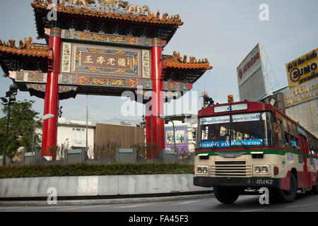 Wat Traimit Mittaphap. La Chinatown di gate cerchio di traffico e ingresso di Chinatown a Bangkok, in Thailandia. La sera il panorama di Chinatown arch segna l inizio della famosa strada Yaowarat e è quella di punto di riferimento in Bangkok Foto Stock