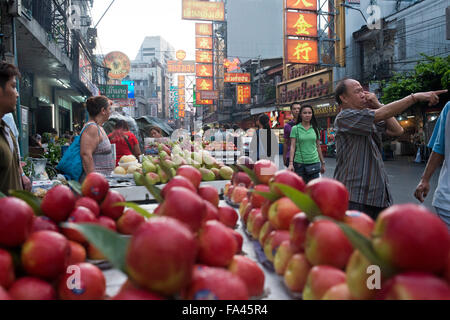 Bancarelle di frutta in Thanon Yaowarat road al tramonto nel centrale quartiere di Chinatown di Bangkok in Thailandia. Yaowarat e Phahurat è Bangk Foto Stock