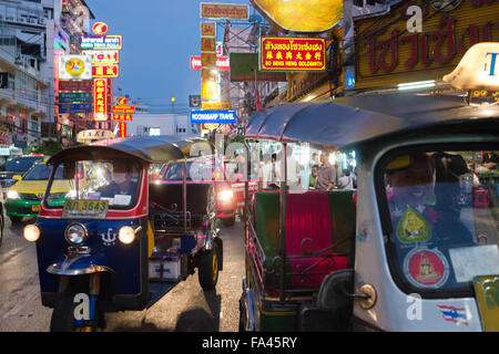 Tuk tuks taxi in strada. Visualizza in basso Thanon Yaowarat road a notte nel centro di quartiere Chinatown di Bangkok in Thailandia. Yaowarat Foto Stock