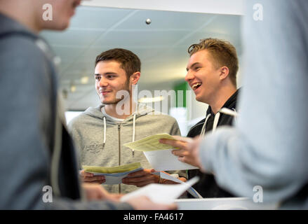 'A'-risultati di livello giorno a Abbeywood Comunità scuola, Bristol REGNO UNITO Foto Stock