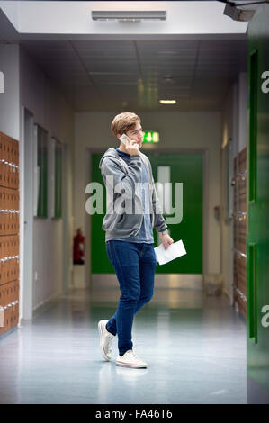 Un ragazzo adolescente telefona a casa con i suoi risultati sul 'A'-risultati di livello giorno a Abbeywood Comunità scuola, Bristol REGNO UNITO Foto Stock