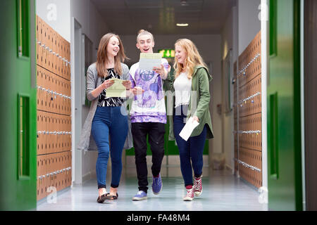 'A'-risultati di livello giorno a Abbeywood Comunità scuola, Bristol REGNO UNITO Foto Stock