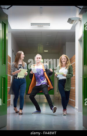 'A'-risultati di livello giorno a Abbeywood Comunità scuola, Bristol REGNO UNITO Foto Stock