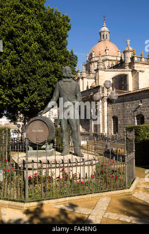 Chiesa Cattedrale di Jerez de la Frontera, la provincia di Cadiz Cadice, Spagna Con Tio Pepe statua Foto Stock