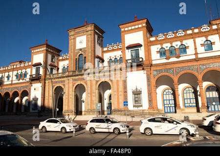 White taxi auto al di fuori del centro storico stazione ferroviaria Edificio, Jerez de la Frontera, Spagna Foto Stock