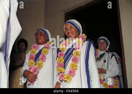 Le monache fare voti perpetui a tutti i missionari e le Missionarie della Carità, l ordine fondato da madre Teresa di Calcutta nel 1950 Foto Stock