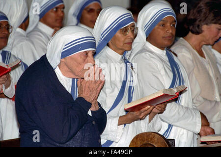 Madre Teresa onorato a Santa Messa nella chiesa del Sacro Cuore di Gesù in Atlanta, Ga. durante la sua visita di giugno nel 1995. Ella si sedette in pew con le sue sorelle, piuttosto che adottare una posizione sull'altare Foto Stock
