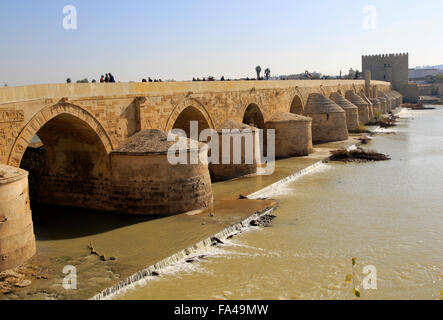 Ponte romano spanning fiume Rio Guadalquivir, Cordoba, Spagna Foto Stock