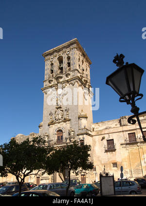 Torre della chiesa di Santa Maria de la Asunción, Plaza del Cabildo, villaggio di Arcos de la Frontera, Spagna Foto Stock