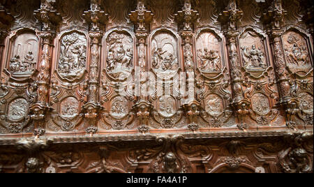 Finemente scolpito in legno di mogano nel coro del duomo si spegne da Pedro Duque Cornejo, Cordoba, Spagna Foto Stock