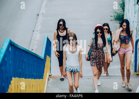 Cinque giovani belle ragazze in città Foto Stock