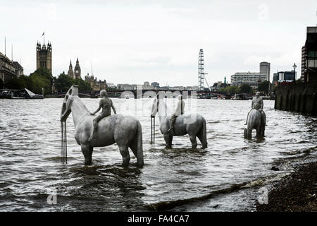 "L'Alta Marea' dallo scultore Jason deCaires Taylor cavalli, fiume Thames, London, Regno Unito. Lo skyline di Londra. Statua del Regno Unito. Statue di Londra. Foto Stock