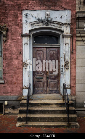 Un weathered, indossato il vecchio stile vittoriano porta a Pittsburgh, Pennsylvania 'Lato nord' Quartiere. Foto Stock