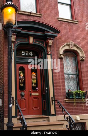 Una colorata Vecchia in stile vittoriano porta a Pittsburgh, Pennsylvania 'Lato nord' Quartiere. Foto Stock
