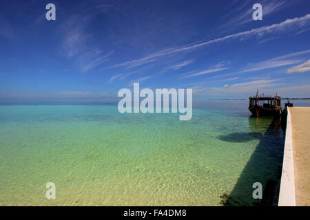 Isola Biyahdoo, Maldive, Oceano Indiano, tradizionale dhoni barca da pesca. Foto Stock