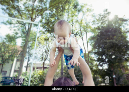 Madre sollevando il suo bambino, Monaco di Baviera, Germania Foto Stock