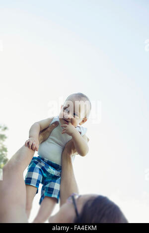 Madre sollevando il suo bambino, Monaco di Baviera, Germania Foto Stock