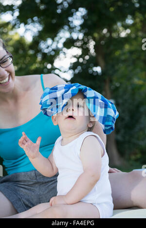 Baby boy giocando con pantaloni sulla sua testa, Monaco di Baviera, Germania Foto Stock